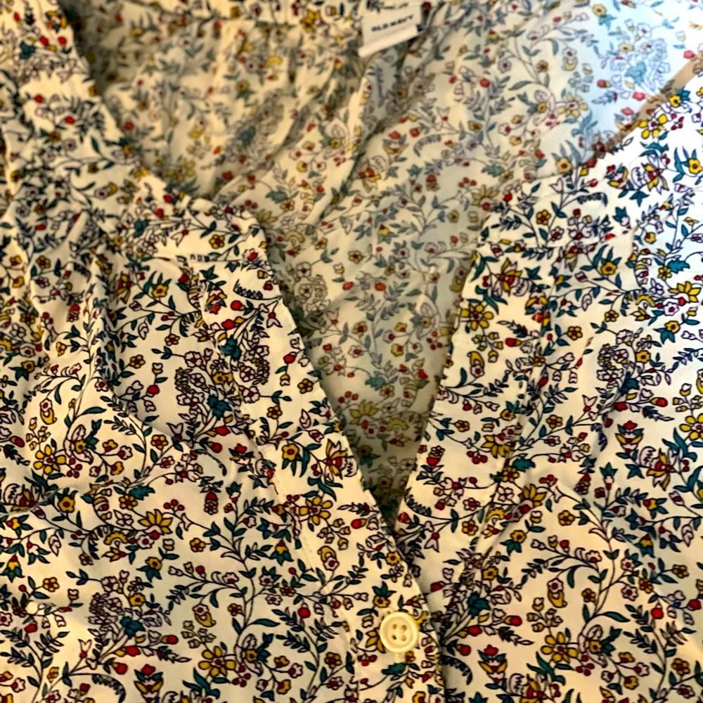 Old Navy blouse size XL. Button at the bottom of the sleeve. Floral print.